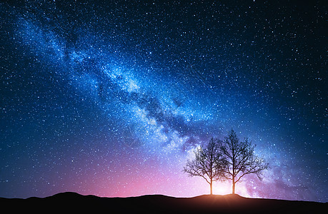 星空,粉红色的银河树木夜风景与独自的树木山上抗五颜六色的银河神奇的星系美丽宇宙的自然背景天体摄影图片
