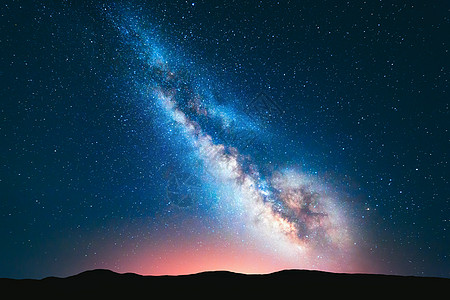 银河系奇妙的夜晚景观与明亮的银河,天空充满星星,光小山闪亮的星星与们的宇宙如画的场景太空背景惊人的图片