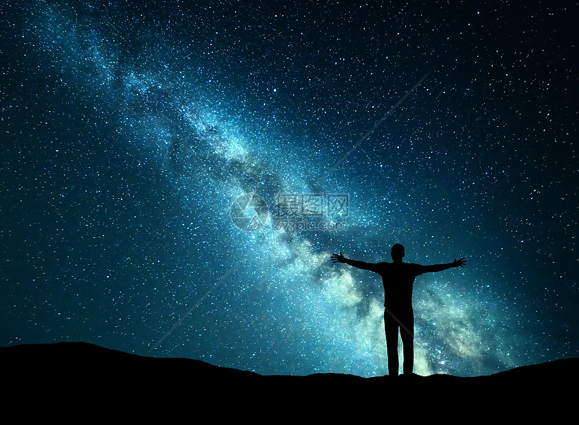 夜晚五颜六色的风景 绿色的银河个快乐的人的轮廓 举手臂山上美丽的宇宙星空旅行背景高清图片下载 正版图片 摄图网