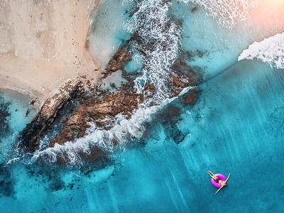 马尔代夫透明的绿松石海中,轻女子粉红色的游泳圈上游泳的鸟瞰图夏天的海景与女孩,海滩,美丽的波浪,岩石,蓝色的水日落图片