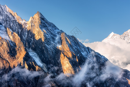 庄严的场景与阳光明媚的山峰尼泊尔的云风景优美,高岩石蓝天阳光明媚的日子自然背景旅行神奇的喜马拉雅山图片