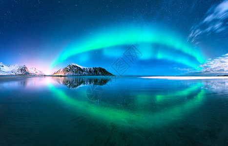极光反射水中挪威洛福滕岛的北极光蓝色的天空极地的灯光夜景与极光,海与天空反射,海滩,山脉北极光北极光图片