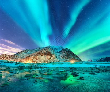 极光挪威洛福滕岛的北极光极地灯光的星空夜间冬季景观极光,海天空反射,石头,沙滩山脉绿色北极光极光图片