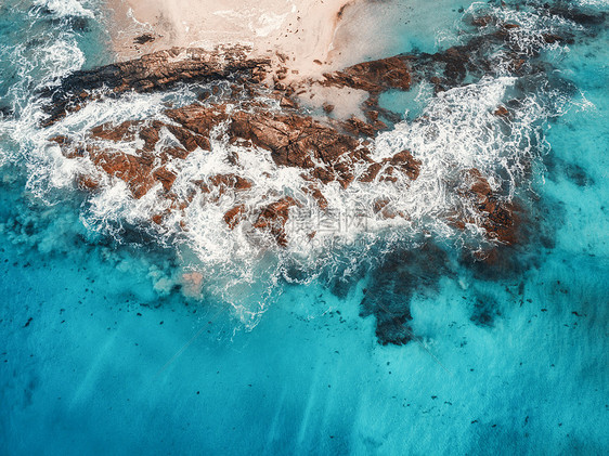海浪岩石透明海洋的鸟瞰图海浪岩石透明海洋的鸟瞰图夏季海景与海洋,沙滩,美丽的波浪,悬崖,蓝色的水日落无人机图片