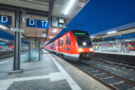德国纽伦堡火车站夜间高速列车现代城际列车铁路站台上与Illumintain铁路上的通勤红色火车客运黄昏晚上图片