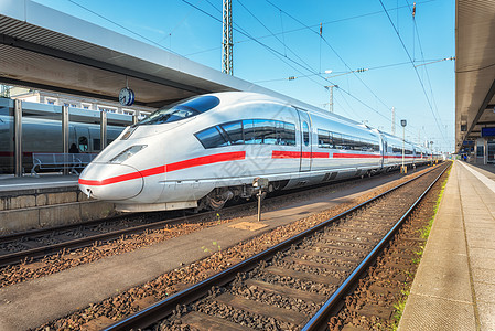 日落时火车站上的高速白色火车纽伦堡,德国铁路站台上的现代城际列车工业铁路上惊人的客运列车运输欧洲火车图片
