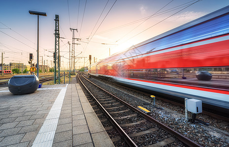 红色高速列车火车站上运动,五颜六色的日落德国铁路站台上模糊的现代城际列车铁路上的客运列车欧洲的铁路旅行黄图片
