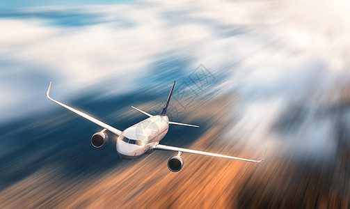 现代飞机运动模糊效应,日落时飞越低云客机,模糊的云彩,森林,黄昏的阳光客机商务旅行商业飞机运动图片