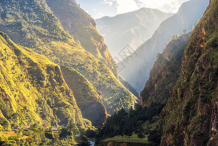 五颜六色的景观与高喜马拉雅山脉,绿色的森林,蓝天与云阳光夏季日出尼泊尔早上的山谷喜马拉雅山旅行自然图片