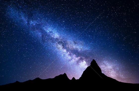 夜风景与银河山上夜风景与银河山上夜晚五彩缤纷的风景夏天星星的天空美丽的宇宙星系高岩石的背图片