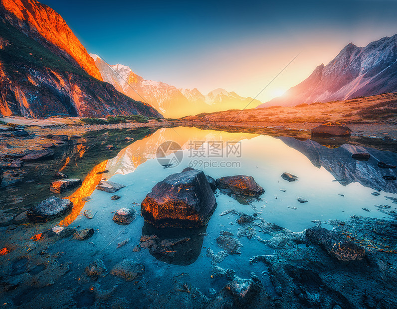 美丽的风景高山,明亮的山峰,山湖里石头,日出时倒影,蓝天阳光尼泊尔喜马拉雅山脉的惊人景象喜马拉雅山图片