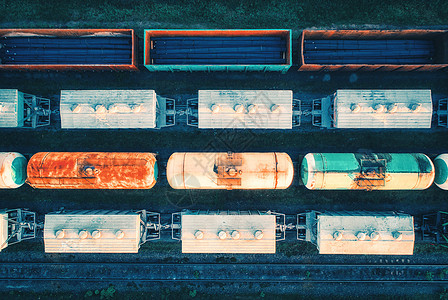 货运列车的鸟瞰图铁路上货物的铁路货车火车站上五颜六色的货运火车的顶景重工业工业景观运输古董货运图片