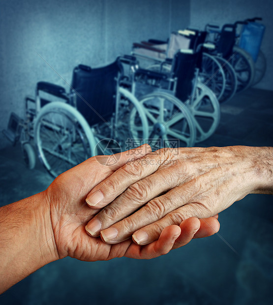 残疾残疾老人的医疗保健由个轻人牵着并伸出援手帮助位长的祖父母背景