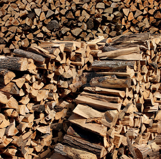 切碎的火木堆放堆中,生活的象征,利用森林中的可再生资源砍伐树木的原木图片