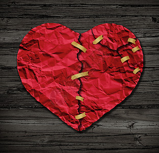  红色木心脏修复治疗张红色皱巴巴的纸,形状像个撕裂的爱情图标,被绑,治疗解的隐喻,乡村老木也个象征医疗心血管保背景