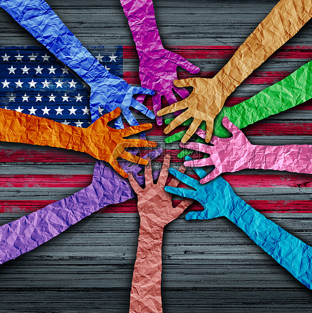 美国的多样握着同的手,用皱巴巴的纸连接,美国公民结友谊的,图片