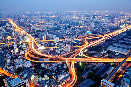 泰国黄昏时曼谷高速公路的最高鸟瞰图图片