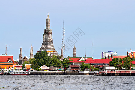 位于泰国曼谷查弗拉亚河的瓦塔伦黎明神庙的景观图片