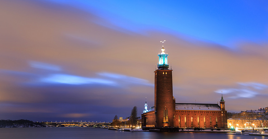 全景斯德哥尔摩市政厅黄昏与交通灯跟踪瑞典图片