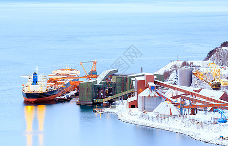 龙门花甲工业集装箱货运船与工作重机桥船厂铁矿石矿山工厂纳维克挪威背景
