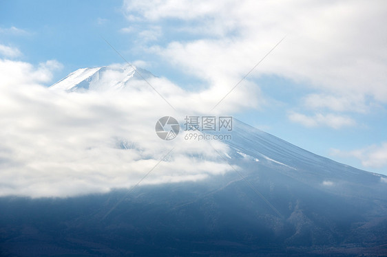 日本山梨县富士山多云图片