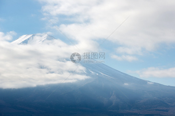 日本山梨县富士山多云图片