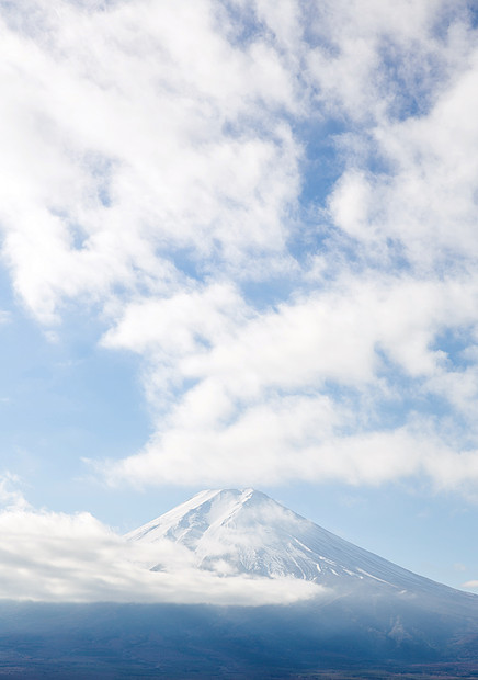 日本山梨县富士山多云图片