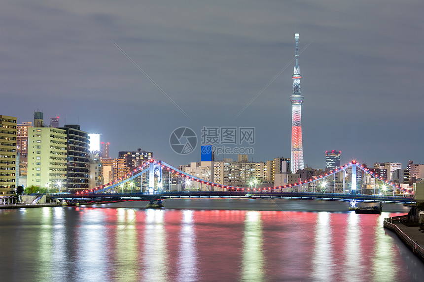 东京城市景观东京天空树夜间沿河图片