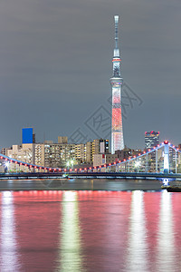 东京城市景观东京天空树夜间沿河图片