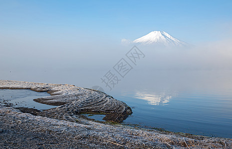 山中富士富士山的倒影与山中湖的薄雾图片