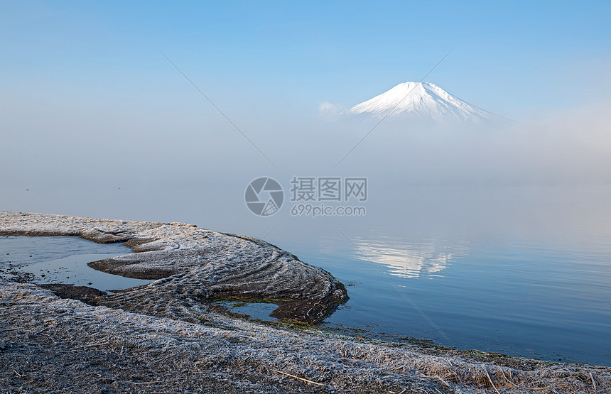 山中富士富士山的倒影与山中湖的薄雾图片