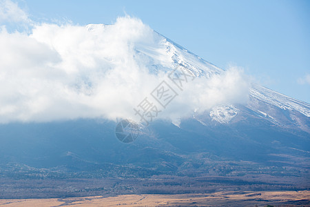 日本山梨县富士山多云图片