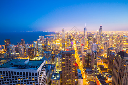 黄昏时分芝加哥市中心的鸟瞰图图片