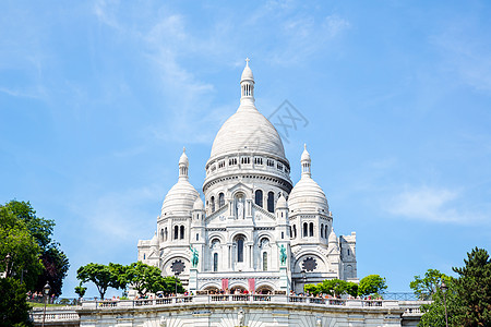 法国巴黎蒙马特的萨克雷库尔大教堂的夏季景观图片