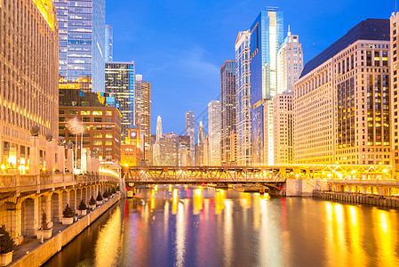 芝加哥市市中心河流,黄昏时桥梁图片