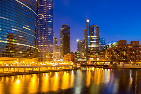 芝加哥市市中心河流,黄昏时桥梁图片