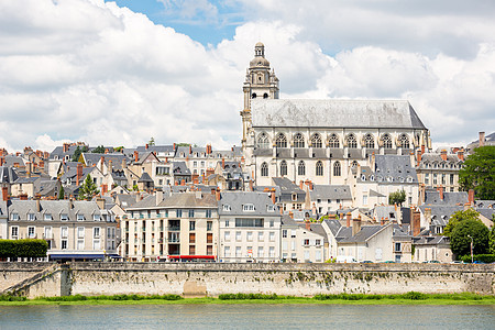 布利斯的城市景观与法国卢瓦尔河上的大教堂图片