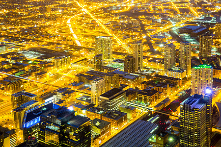 夜间芝加哥市中心的鸟瞰图图片
