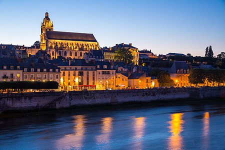 黄昏时分,法国卢瓦尔河上的布利斯与大教堂的城市景观图片