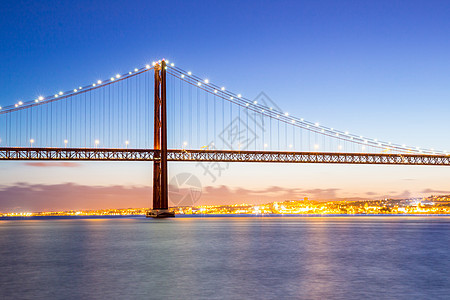 里斯本城市景观25deabril桥,葡萄牙图片