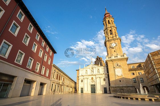 萨拉戈萨大教堂与钟楼西牙图片