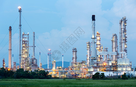 黄昏时炼油厂背景图片