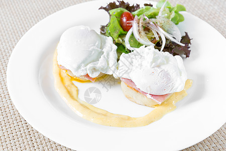 鸡蛋本尼迪克特烤英国松饼,火腿,煮鸡蛋,美味的黄油荷兰酱早餐图片