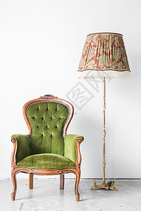 绿色古典风格扶手椅沙发沙发老式房间与台灯图片