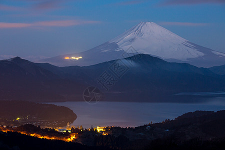 富士山哈肯湖的冬季日出图片