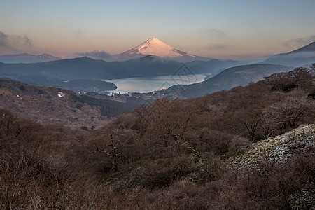 富士山哈肯湖的冬季日出图片