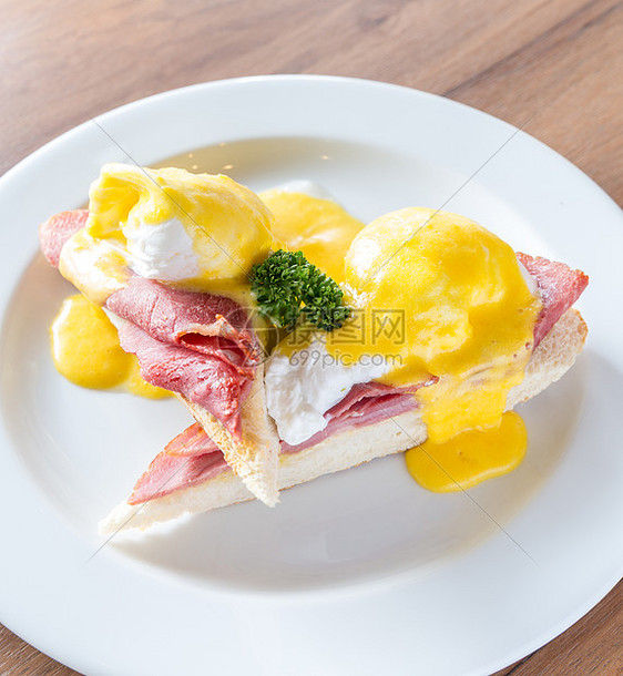 鸡蛋本尼迪克特早餐烤英国松饼,火腿,煮鸡蛋,黄油荷兰酱图片
