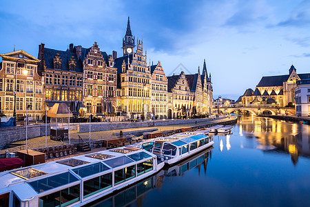雨天城市比利时根特镇里伊河上风景如画的中世纪建筑,黄昏时分背景