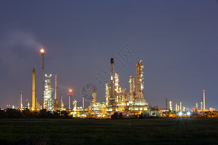黄昏时炼油厂图片