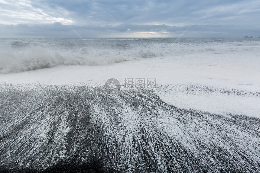 冰岛南部海岸雷尼什夫贾拉迪霍莱海角的黑色沙滩图片